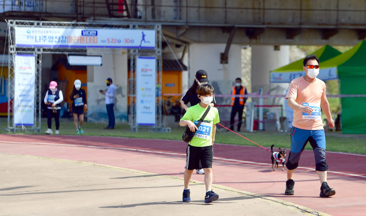 ▲코로나19 맞춤형 뉴시스 광주전남본부·나주마라톤동호회 주관 '제7회 나주영산강마라톤대회'가 30일 오전 전남 나주시 영산강둔치체육공원에서 펼쳐지고 있다. 참가자들이 거리두기를 하며 출발하고 있다.  (뉴시스)