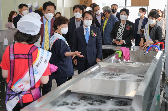 ▲박형덕 한국서부발전 사장(가운데)이 31일 개소한 엄마사랑 식판케어 사업장을 둘러보고 있다. (사진제공=한국서부발전)