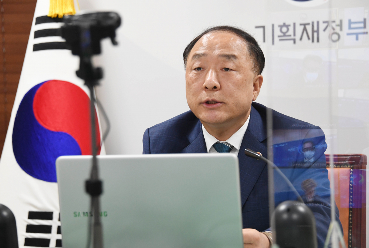 ▲홍남기 부총리 겸 기획재정부 장관이 31일 서울 광화문 정부서울청사에서 경제협력개발기구(OECD) 2021년 상반기 각료이사회에 화상으로 참석해 부의장국 수석대표로서 개회식 발언을 하고 있다. (사진제공=기획재정부)