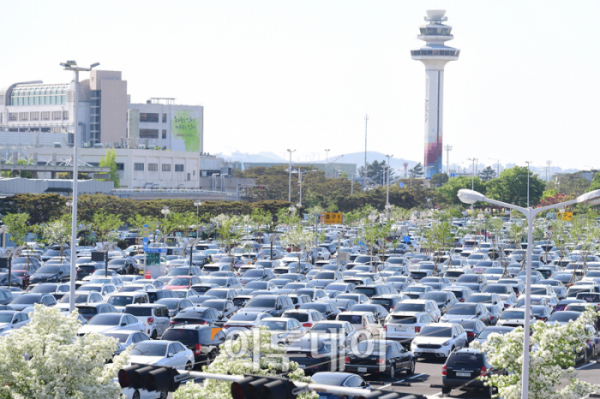 ▲여행객들이 두고간 차량으로 김포공항 주차장이 빼곡히 들어차 있다.  (고이란 기자 photoeran@ )