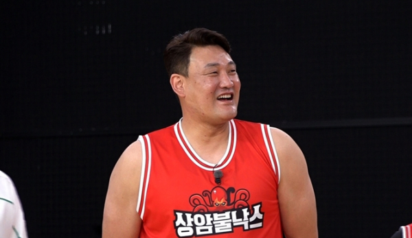 ▲윤경신, '상암불낙스' 입단(사진제공=JTBC)
