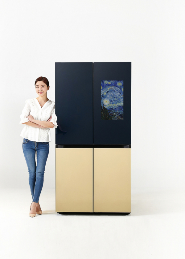 ▲삼성전자 모델이 수원 삼성 디지털시티에서 신제품 '비스포크 냉장고 패밀리허브'를 소개하고 있다. (사진제공=삼성전자)