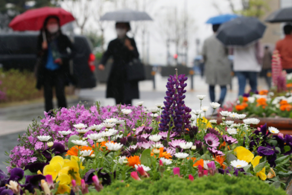▲비가 내린 지난달 16일 서울 중구 청계광장에서 우산을 쓴 시민들이 발걸음을 재촉하고 있다.  (연합뉴스)