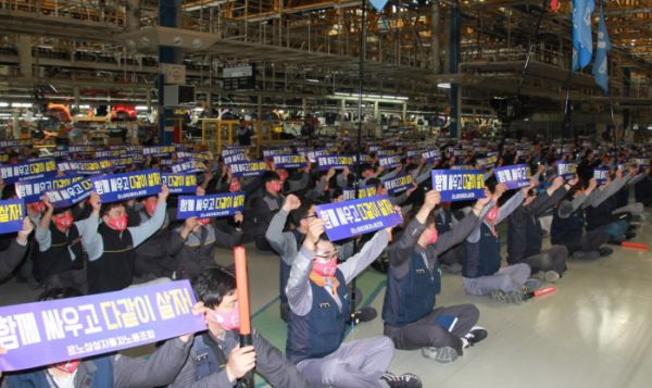 ▲르노삼성차 노조가 파업 집회를 열고 있다.  (연합뉴스)