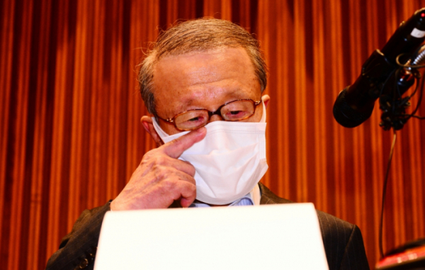 ▲홍원식 남양유업 회장이 4일 서울 강남구 본사에서 열린 '불가리스 사태' 관련 대국민 사과 기자회견에서 사퇴 의사를 밝히고 있다.(이투데이DB)