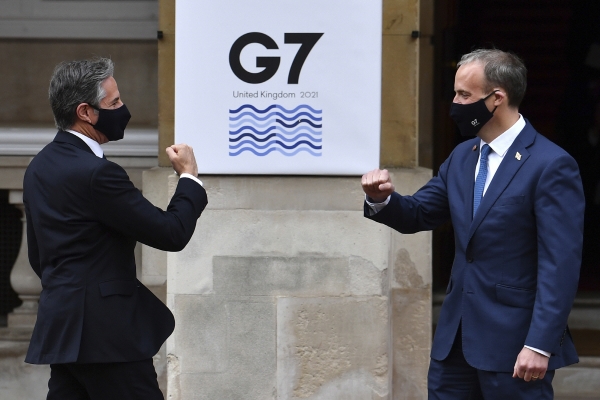 ▲토니 블링컨(왼쪽) 미국 국무장관과 도미닉 라브 영국 외무장관이 4일(현지시간) 영국 런던 G7 외무장관 회의에서 만나 인사를 나누고 있다. 런던/AP뉴시스
