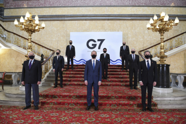 ▲4일(현지시간) 영국 런던에서 열리는 주요 7개국(G7) 외무장관 회의 개막에 앞서 G7 장관들이 마스크를 쓴채 사회적 거리를 두고 사진 촬영을 하고 있다. G7 외무장관의 대면 회동하는 것은 2년여 만에 처음이다. 런던/AP뉴시스