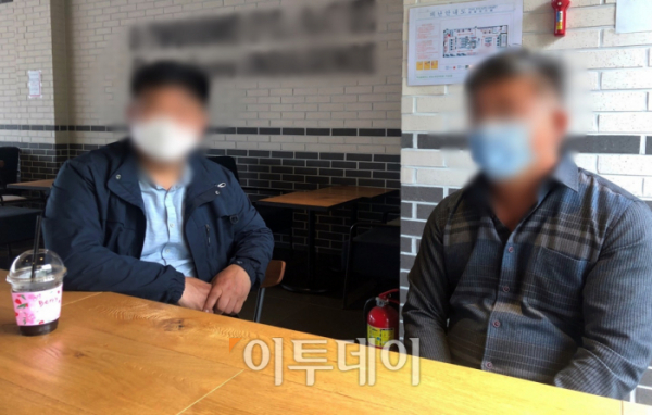 ▲경기도 화성시 한 카페에서 만난 백주연(가명) 대표와 오현조(가명·오른쪽) 대표. 두 사람은 A 마을기업의 전 대표 B 씨에게 각각 임금 체납과 납품대금을 받지 못했다고 호소했다.  (홍인석 기자 mystic@)