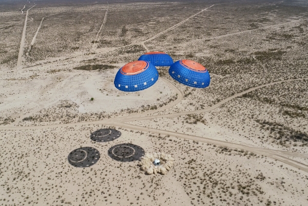 ▲블루오리진의 유인 우주 캡슐 뉴셰퍼드가 4월 14일(현지시간) 미국 텍사스주 서부 사막에서 시험 발사 후 무사히 착륙하고 있다. 사진제공 블루오리진 
