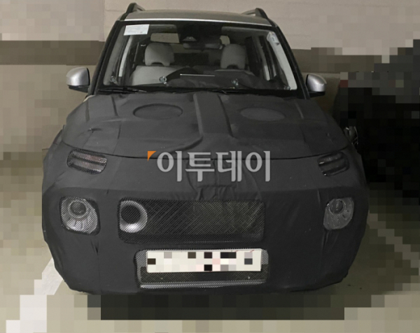 ▲출시를 앞둔 현대차 경형 SUV(코드네임 AX)는 광주 글로벌모터스를 통해 위탁생산된다. 배기량을 비롯해 차 길이와 너비는 경차 기준에 맞췄지만 실내 공간을 넉넉히 뽑아낸 게 특징이다. 앞 범퍼에 커다랗게 뚫린, 흡기구와 유사한 공간도 눈길을 끈다.  (이투데이DB)