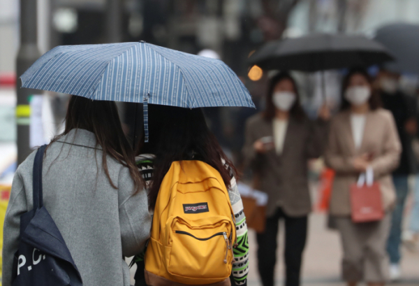 ▲서울 명동 거리에서 시민들이 우산을 쓰고 다니고 있다. (뉴시스)