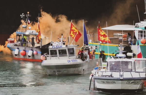 ▲프랑스 어선들이 6일(현지시간) 저지섬 인근 해역에서 시위를 벌이고 있다. AP뉴시스 