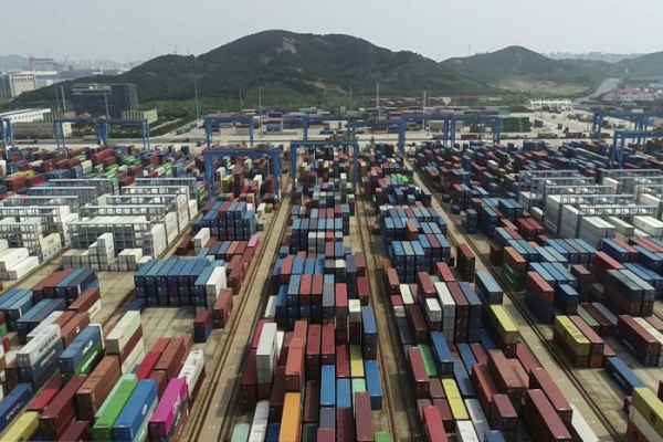 ▲중국 산둥성 칭다오 항구에 컨테이너들이 쌓여있는 모습. AP뉴시스
