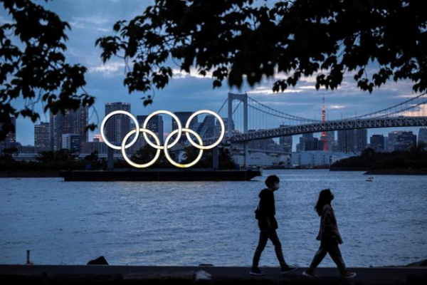 ▲지난달 28일 도쿄 오다이바수변공원에 올림픽을 상징하는 오륜 마크가 내걸려 있다.  (도쿄=AFP 연합뉴스)