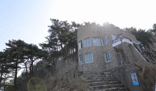 ▲‘선을 넘는 녀석들' 고성 김일성 별장(화진포의 성)(사진제공=MBC)