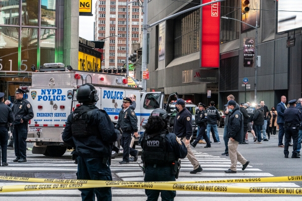 ▲미국 뉴욕타임스퀘어에서 8일(현지시간) 총격 사건이 발생한 후 경찰들이 경비를 서고 있다. 뉴욕/로이터연합뉴스
