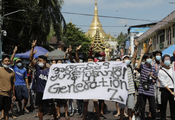▲미얀마 쿠데타 시위대가 9일(현지시간) 양곤에서 집회에 참석하고 있다. 양곤/EPA연합뉴스
