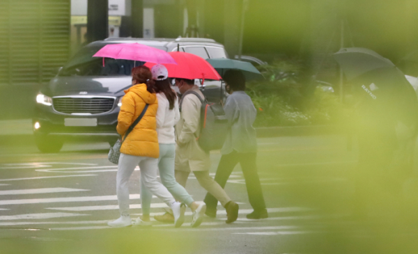 ▲봄비가 내리는 4일 오전 서울 중구 을지로에서 시민들이 우산을 들고 출근길 발걸음을 재촉하고 있다.  (뉴시스)