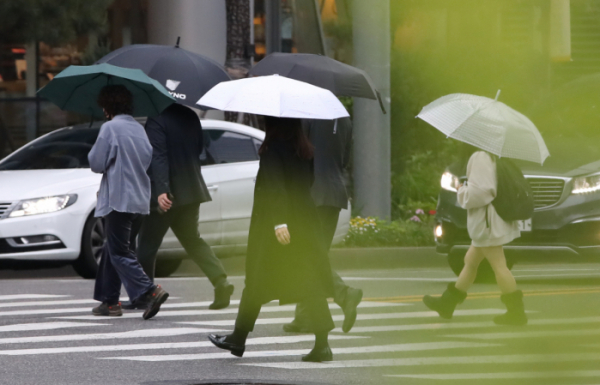 ▲시민들이 우산을 들고 출근길 발걸음을 재촉하고 있다. (뉴시스)
