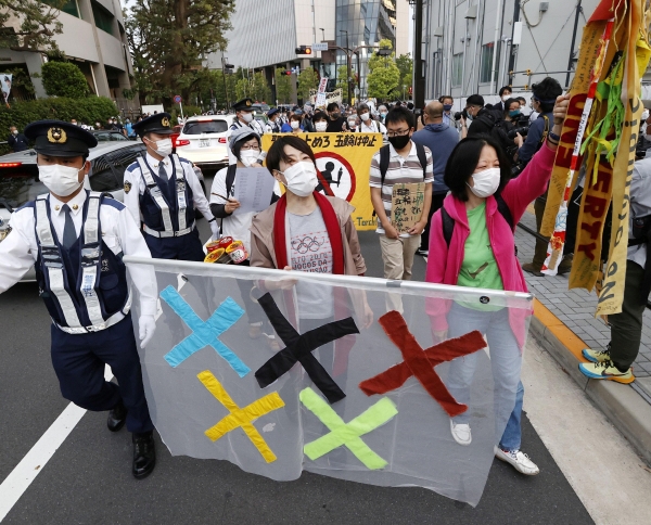 ▲올림픽 개최를 반대하는 일본 시민이 지난달 9일 도쿄 길거리에서 행진하고 있다. 도쿄/로이터연합뉴스
