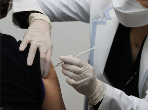 ▲서울 한 코로나19 백신 예방접종센터에서 한 노인이 백신을 맞고 있다. 뉴시스