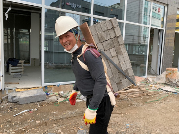 ▲벽돌 운반 달인(사진제공=SBS)