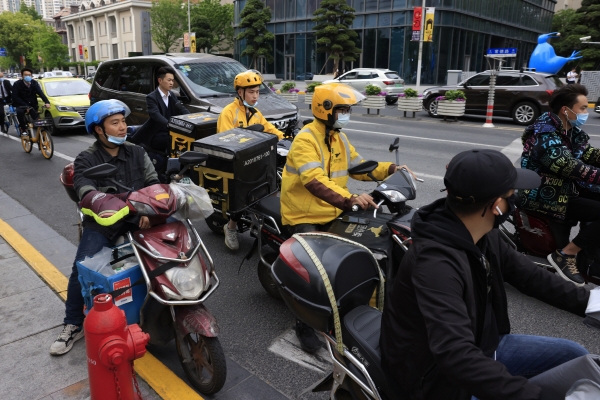 ▲중국 상하이 한 거리에서 메이퇀 라이더들이 지난달 21일(현지시간) 노란색 유니폼을 입고 배송을 하고 있다.  중국 규제당국은  지난달 26일 메이퇀에 대한 반독점 조사를 시행한다고 밝혔다. 상하이/AP뉴시스
