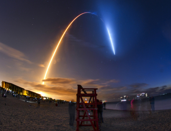 ▲4월 23일(현지시간) 스페이스 X 의 팔콘9 로켓이 미국 케네디 우주 센터에서 발사되고 있다. (AP/뉴시스)