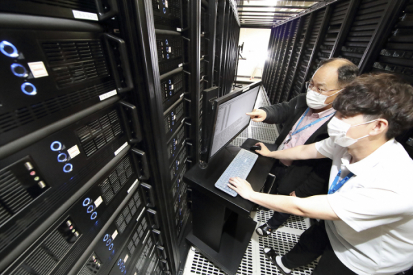 ▲KT IDC 남구로에서 KT IDC 관리 인력들이 서버 상태를 점검하고 있다. (사진제공=KT)