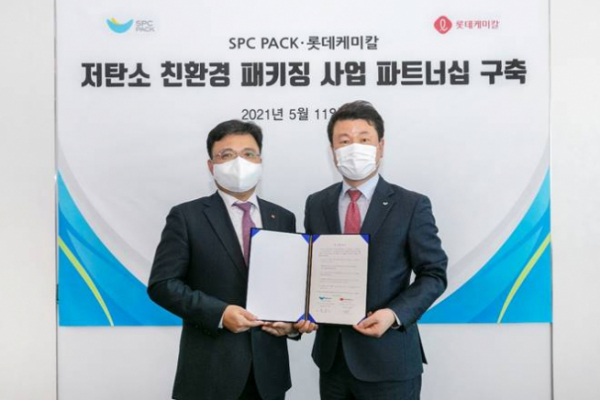 ▲황진구 롯데케미칼 기초소재사업 대표(왼쪽)와 김창대 SPC팩 대표가 11일 서울 송파구 롯데월드타워에서 열린 '저탄소 친환경 패키징 사업 파트너십 구축 협약식'에서 기념촬영을 하고 있다.  (사진제공=롯데케미칼)