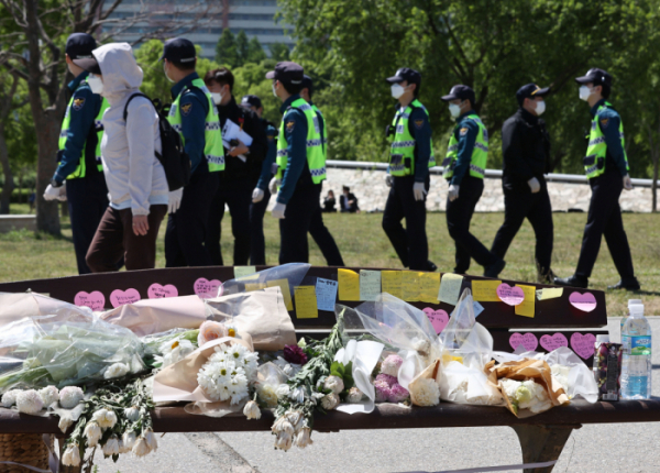 ▲<YONHAP PHOTO-3104> 손정민 군 친구의 사라진 휴대폰 수색 나선 경찰    (서울=연합뉴스) 한종찬 기자 = 9일 오전 서울 서초구 반포한강공원 택시승강장 인근에서 경찰이 고(故) 손정민 군 친구 휴대폰 수색 작업을 하고 있다. 2021.5.9    saba@yna.co.kr/2021-05-09 11:48:50/<저작권자 ⓒ 1980-2021 ㈜연합뉴스. 무단 전재 재배포 금지.>