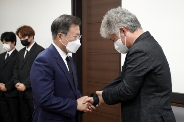 ▲<YONHAP PHOTO-6171> 고 이선호 씨 빈소 조문하는 문재인 대통령    (평택=연합뉴스) 문재인 대통령이 13일 오후 경기도 평택 안중백병원 장례식장에 마련된 고 이선호 씨 빈소를 찾아 조문하고 유족을 위로하고 있다. 2021.5.13 [청와대 제공. 재판매 및 DB 금지]    jjaeck9@yna.co.kr/2021-05-13 17:27:10/<저작권자 ⓒ 1980-2021 ㈜연합뉴스. 무단 전재 재배포 금지.>