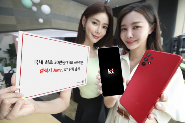 ▲KT 모델들이 5G 스마트폰 갤럭시 점프를 소개하고 있다. (사진제공=KT)
