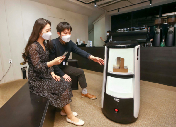 ▲D타워 광화문에서 배달로봇 딜리타워를 이용해 커피 배달 서비스를 시연하고 있다.  (사진제공=우아한형제들)