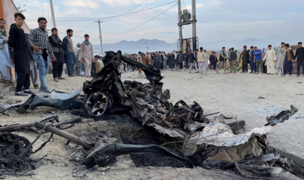 ▲<YONHAP 8일(현지시간) 아프가니스탄 수도 카불 서부의 한 학교 앞 차량 폭탄 테러 현장에 주민들이 모여 있다.  (연합뉴스)