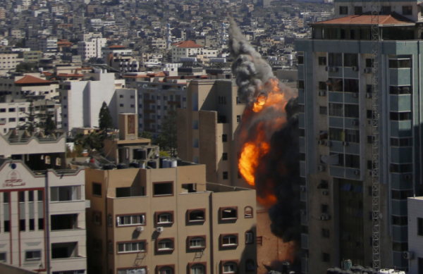 ▲이스라엘군이 15일(현지시간) 공습으로 AP통신과 카타르 국영 알자지라방송 등 다수의 외신이 입주한 가자지구 내 12층 건물을 파괴하고 있다. 이스라엘은 해당 공습 1시간 전에서야 민간인에게 대피하라고 밝혔다. 가자지구/AP뉴시스