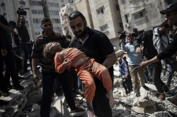 ▲16일(현지시간) 이스라엘의 공습으로 가자지구의 한 민간인 거주시설이 파괴된 가운데 건물 잔해에서 팔레스타인 시민들이 어린 아이의 시신을 수습하고 있다. 이스라엘 공습으로 이날 하루에만 사망자가 최소 42명에 달하는 것으로 추산되고 있다. 가자지구/AP뉴시스