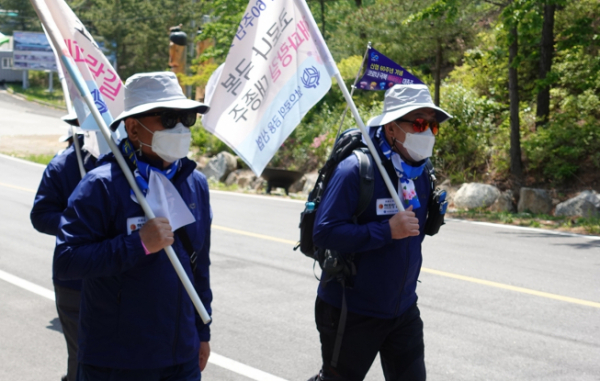 ▲ 사북신협 임직원 및 조합원이 대한민국 코로나 극복을 기원하는 해파랑길 대종주를 이어가고 있다. (사진제공=신협)