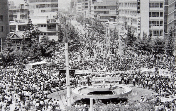 ▲1980년 5·18 민주화운동 당시 광주 금남로에 시민이 모여 있다. 뉴시스
