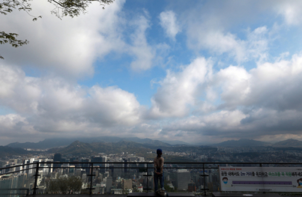 ▲비가 그친 13일 오전 서울 용산구 남산공원에서 바라본 하늘이 맑아지고 있다.  (뉴시스)