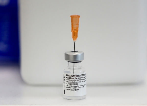 ▲화이자-바이오엔테크의 신종 코로나바이러스 감염증(코로나19) 백신이 터키 앙카라의 한 시립병원 테이블 위에 놓여 있다. 앙카라/로이터연합뉴스
