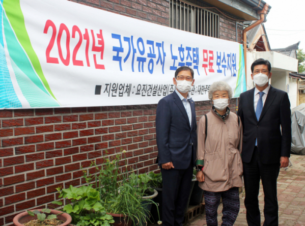 ▲이병호 요진건설산업 상무(오른쪽)와 윤진오 대한주택건설협회 강원도회 사무처장(왼쪽)이 강원 원주시 소재 이일염 씨 주택을 방문해 기념사진을 촬영하고 있다. (사진제공=요진건설산업)