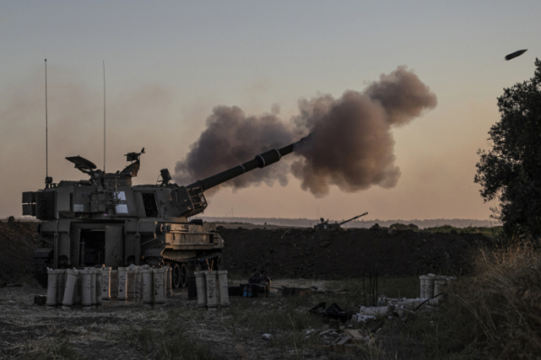 ▲이스라엘 포병 부대가 18일(현지시간) 이스라엘 가자 국경에서 가자 지구의 목표물을 향해 공격 발포하고 있다. AP뉴시스