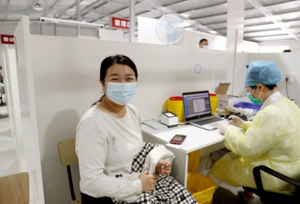 ▲중국 상하이에서 대만 국적의 여성이 4월 19일(현지시간) 신종 코로나바이러스 감염증(코로나19) 백신 접종을 하기위해 병원을 찾았다. 상하이/신화뉴시스