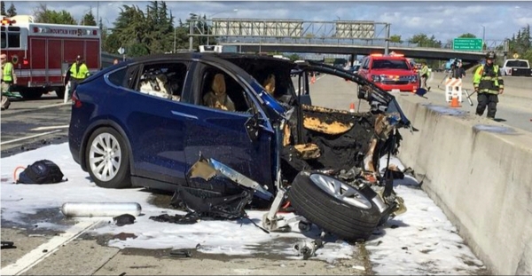 ▲테슬라 SUV 차량이 2018년 3월 23일(현지시간) 오토 파일럿 모드로 주행 도중 캘리포니아주 마운틴뷰 고속도로에서 벽을 들이받고 파손됐다. 마운틴뷰/AP연합뉴스
