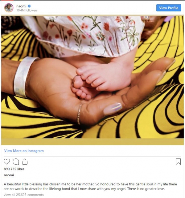 ▲나오미 캠벨이 18일(현지시간) 인스타그램에 아이의 발을 손에 올려놓은 사진을 게시하며 엄마가 됐다고 밝혔다. 인스타그램 캡처.
