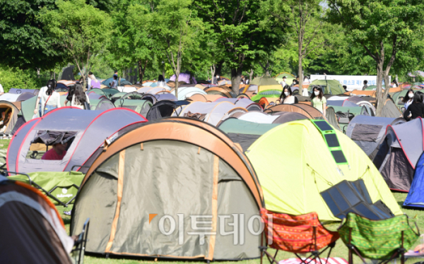 ▲지난 19일 서울 여의도 한강공원에서 시민들이 텐트를 치고 휴일을 보내고 있다.  (고이란 기자 photoeran@  )