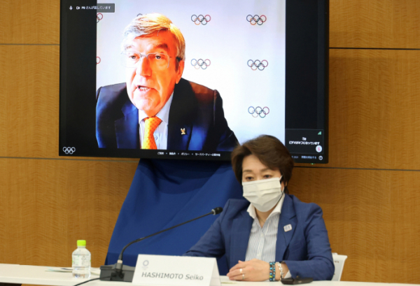 ▲바흐 IOC 위원장(스크린 속)과 하시모토 세이코 도쿄올림픽 조직위원장.
 (로이터=연합뉴스)