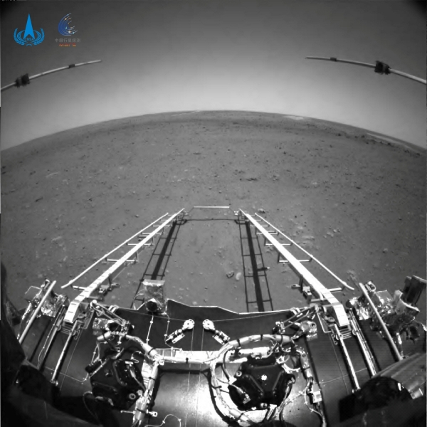 ▲중국국가항천국(CNSA)이 19일 탐사 로봇 주룽으로부터 화성 표면 촬영 사진을 받아 공개했다. 로이터연합뉴스
