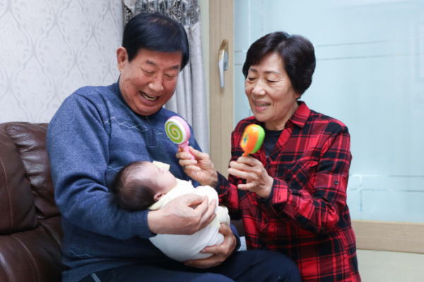 ▲LG의인상을 수상한 전옥례씨(오른쪽)가 남편 유성기씨와 서울 서대문구에 위치한 자택에서 위탁아동을 돌보고 있다.